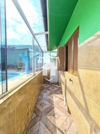 Vista de uma sala com grande janela voltada para o exterior.