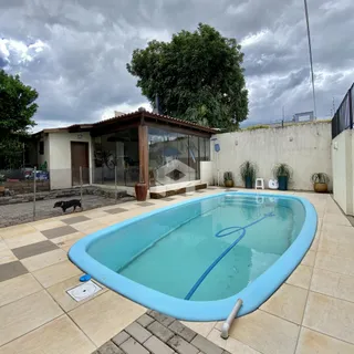 Foto de uma piscina externa em uma propriedade.