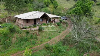 Vista externa de uma casa de alvenaria em uma área rural de Lajeado.
