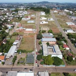 Vista aérea de uma área rural com estradas e construções dispersas em Lajeado.