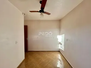Hall de entrada com piso de cerâmica e paredes brancas.