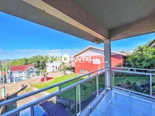 Foto da varanda mostrando a vista externa da propriedade.