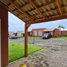 Vista externa de um pátio com estrutura de madeira e gramado em uma propriedade em Lajeado.