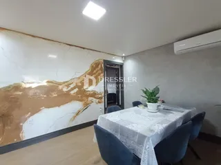 Imagem de uma sala de jantar com parede decorativa em Lajeado.