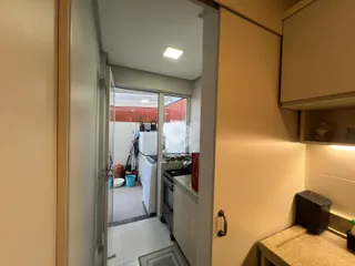 Vista de uma cozinha moderna através de uma porta de entrada.