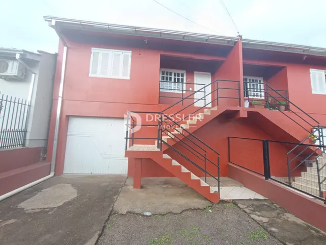 Fachada de uma residência em Lajeado, Brasil, com garagem e escadaria externa.