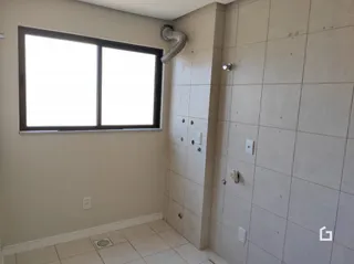 Parede interna com janela e porta em um imóvel.