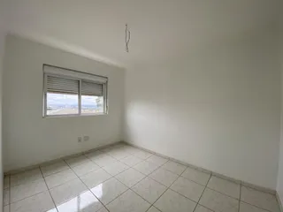 Vista de uma janela de um cômodo com piso de cerâmica e vista da paisagem.