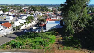 Vista aérea de uma área residencial com vegetação em Lajeado, Brasil.