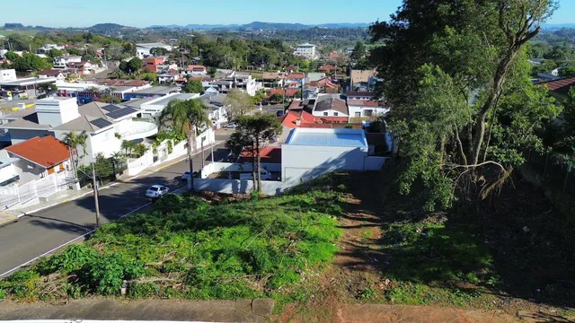 Vista aérea de uma área residencial com vegetação em Lajeado, Brasil.