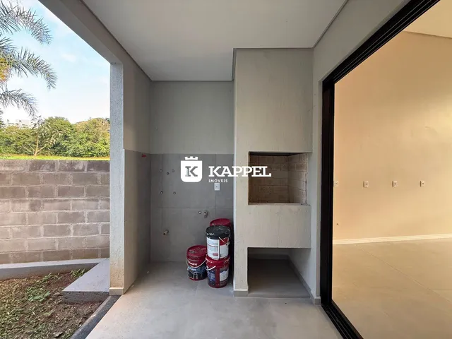 Vista interna de uma área com paredes de concreto em uma propriedade em Lajeado.
