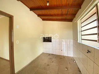 Interior de um ambiente com piso de cerâmica e teto de madeira.