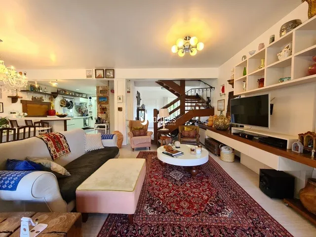 Uma sala de estar ampla com decoração de madeira e tapete.
