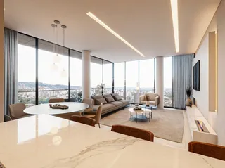 Sala de estar com grandes janelas que oferecem vista.