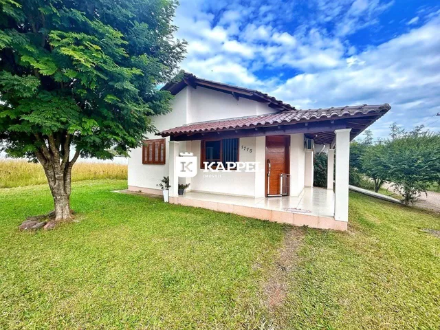 Fachada de uma casa residencial em Lajeado, Brasil, com jardim gramado.