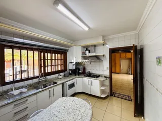 Vista da cozinha com janelas que dão para o exterior.