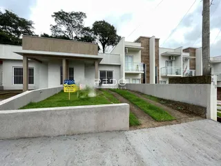Vista da fachada de uma residência em Lajeado, Brasil, com jardim frontal.