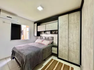 Quarto com cama e armário em um apartamento.