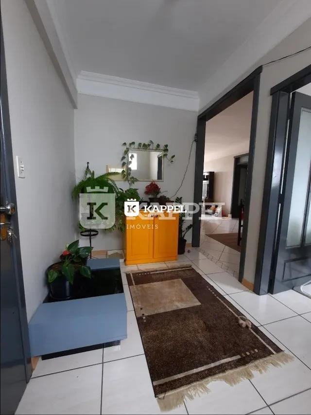 Sala de estar com piso de cerâmica e móveis.