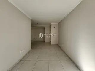 Corredor interno de uma residência com piso de cerâmica.
