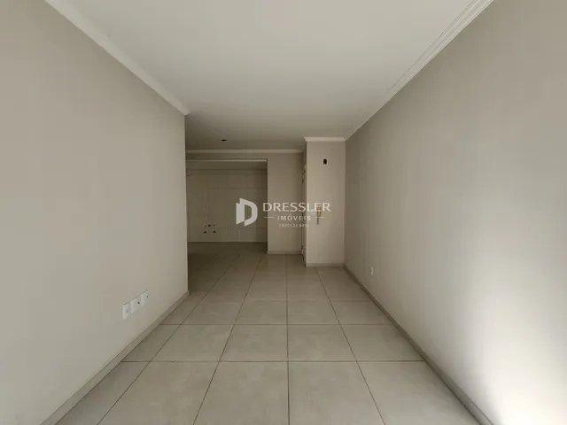 Corredor interno de uma residência com piso de cerâmica.