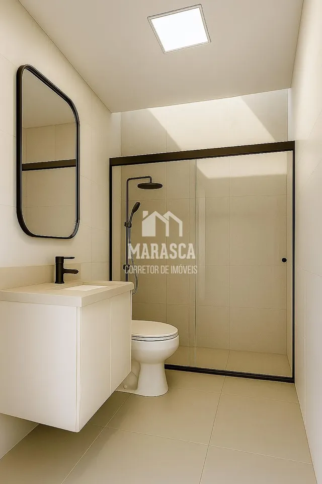 Foto de um banheiro interno com piso de cerâmica e vaso sanitário.