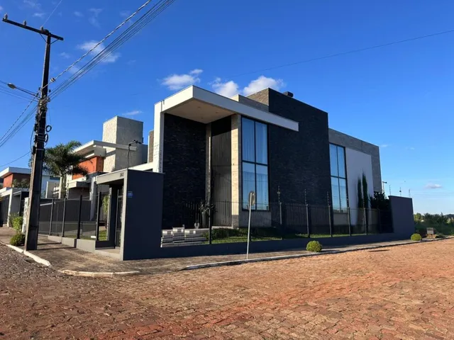Fachada moderna de uma residência em Lajeado, Brasil, sob céu azul.