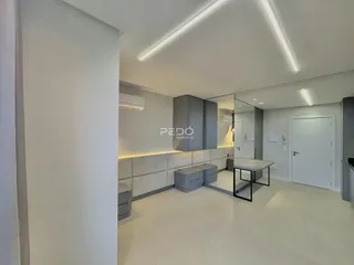 Interior de um ambiente moderno com armários e iluminação em Lajeado.