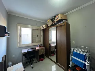 Sala de estar de um imóvel em Lajeado, Brasil, com janela e móveis de madeira.