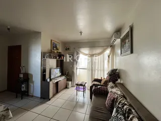 Sala de estar com sofá e móveis de madeira.