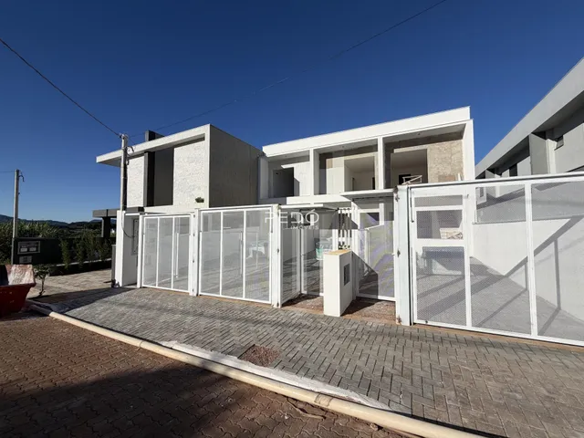 Fachada de uma residência moderna em Lajeado, Brasil, com portão de metal.