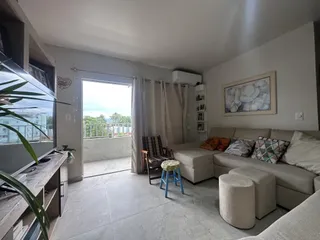 Sala de estar com sofá e vista para o exterior.