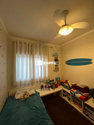 Foto de um quarto com cama e cortinas brancas.