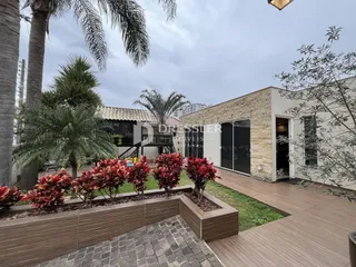 Vista do jardim e deck de uma propriedade em Lajeado, Brasil.