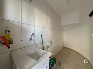 Foto de um banheiro com revestimento cerâmico branco.