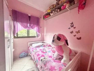 Quarto com decoração rosa e cama com pelúcia em Lajeado, Brasil.