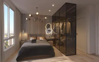 Quarto com grande janela e armário de vidro.