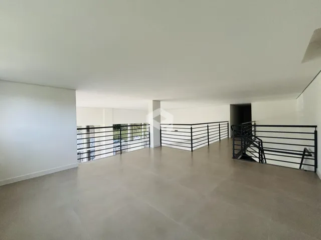 Espaço aberto com vista para a varanda.