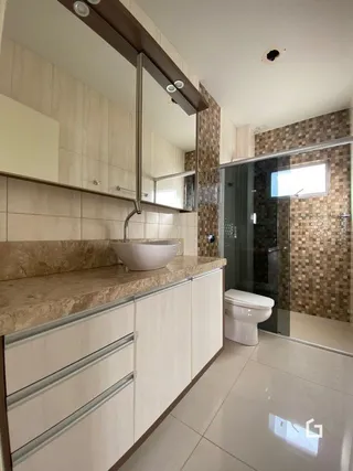 Foto de uma cozinha com armários brancos e bancadas claras.