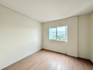 Sala de estar com piso de madeira e vista panorâmica da cidade.