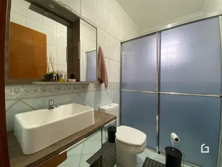 Foto de um banheiro com pia e vaso sanitário em um imóvel no Brasil.