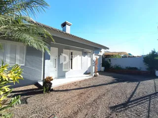 Fachada de uma residência em Lajeado, Brasil, com jardim frontal.