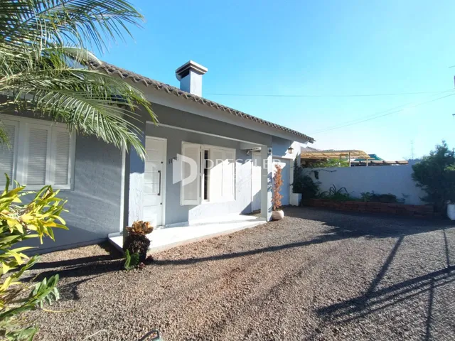 Fachada de uma residência em Lajeado, Brasil, com jardim frontal.
