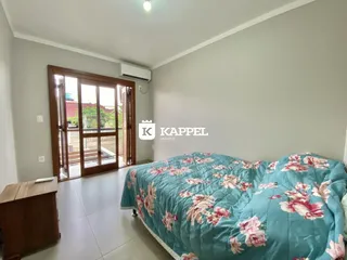 Este é um quarto com cama grande e portas de vidro que dão acesso a uma área externa.