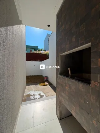 Hall de entrada com piso de cerâmica clara.