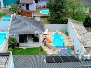 Vista externa de uma residência com piscina e jardim em Lajeado, Brasil.