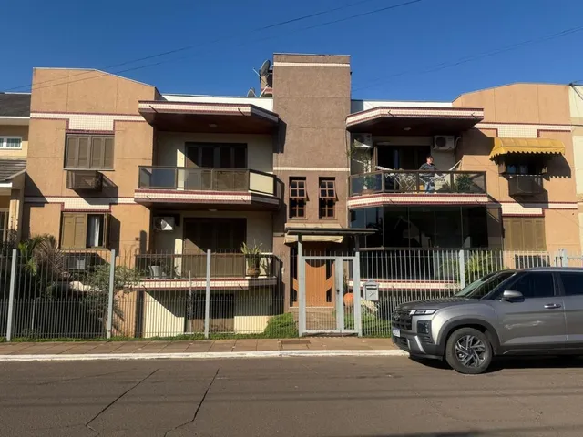 Fachada de um prédio residencial em Lajeado, Brasil, com varandas nos andares superiores.