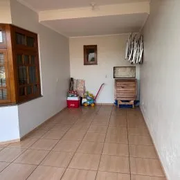 Ambiente interno com piso de cerâmica e paredes claras.