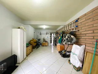 Hall de entrada com piso de cerâmica e parede de tijolos na residência.
