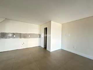 Interior de uma sala com parede em estado de acabamento.